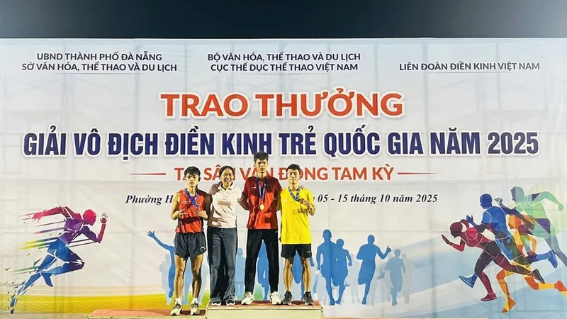 Các VĐV tham dự nội dung 100m nam nhận thành tích huy chương tại giải. Ảnh: TRỊNH ĐỨC