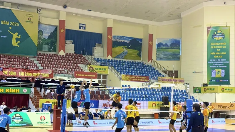 Hai đội Tây Ninh và Sanest Khánh Hòa đã thi đấu trận cống hiến nhằm tranh tấm vé trụ hạng. Ảnh: MINH CHIẾN