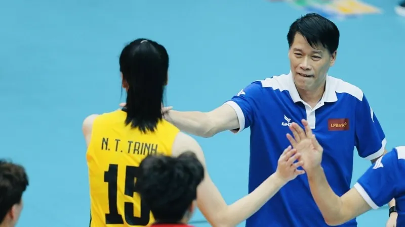 HLV Thái Thanh Tùng đã đưa đội chủ nhà nữ Ninh Bình vào trận chung kết giải năm nay. Ảnh: DŨNG PHƯƠNG