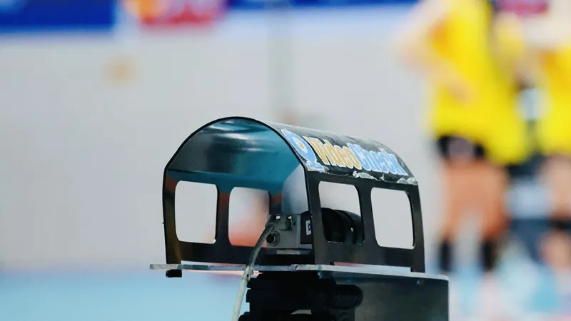 Hệ thống "mắt thần" phụ thuộc vào các camera ghi lại hình ảnh trên sân. Ảnh: DŨNG PHƯƠNG
