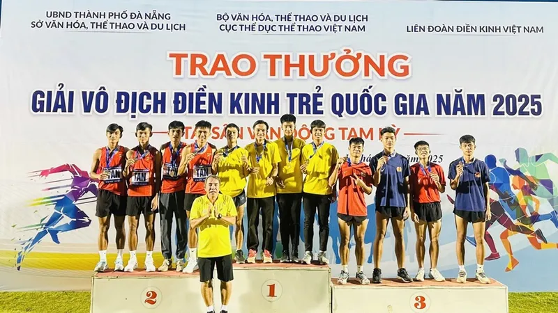 Các VĐV điền kinh trẻ TPHCM nỗ lực thi đấu giành thành tích. Ảnh: TRỊNH ĐỨC