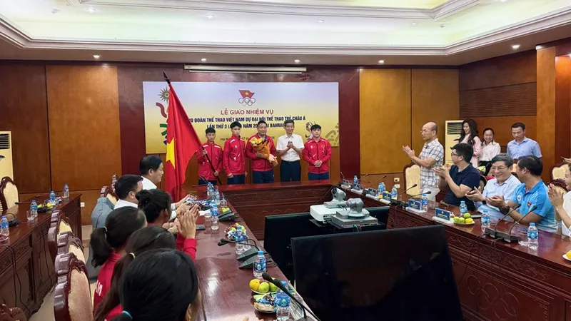 Lãnh đạo Cục TDTT Việt Nam giao nhiệm vụ cho Đoàn thể thao Việt Nam tham dự AYG 2025. Ảnh: MINH CHIẾN