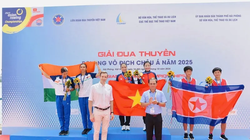 Hai tuyển thủ Dư Thị Bông và Hà Thị Vui giành HCV nội dung thuyền đôi nữ hạng nhẹ. Ảnh: HẢI ĐƯỜNG