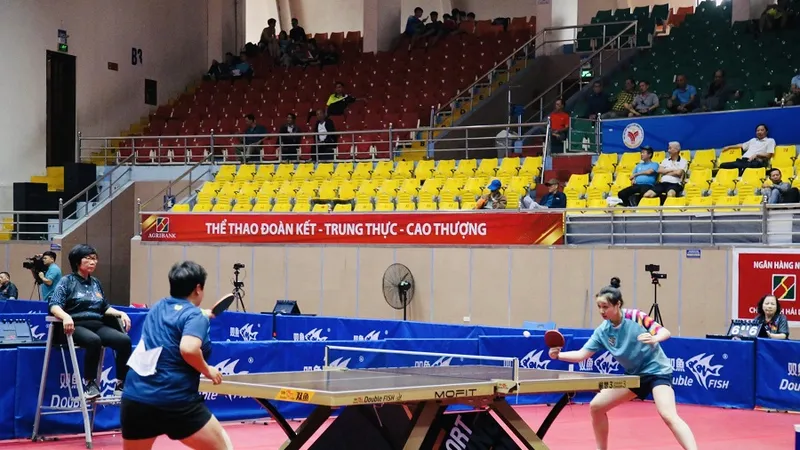 Các tay vợt bắt đầu tranh tài trong ngày khai mạc 27-10. Ảnh: NAM HẢI