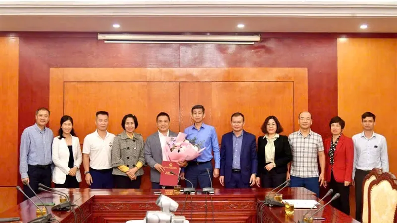 Cục TDTT Việt Nam trao quyết định Chánh văn phòng đối với ông Vũ Xuân Thành. Ảnh: VĂN DUY