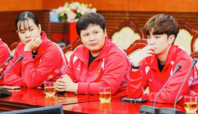 Mai Hoàng Mỹ Trang (giữa) là tay vợt quan trọng của đội tuyển bóng bàn Việt Nam chuẩn bị SEA Games 33-2025. Ảnh: TRANG THU