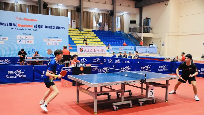 Trận chung kết nội dung đồng đội nam nâng cao đã diễn ra quyết liệt ở ngày cuối 9-11. Ảnh: QUANG THÁI