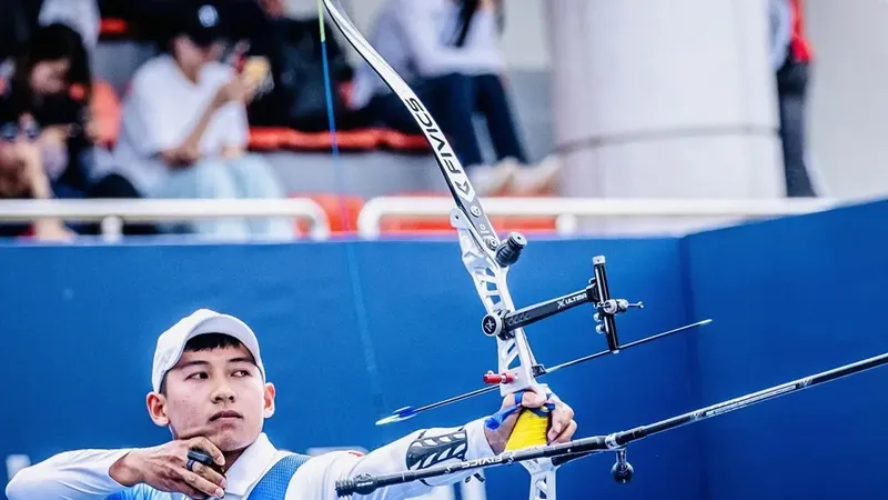 Lê Quốc Phong chưa thành công ở nội dung cung 1 dây cá nhân nam tại giải vô địch châu Á 2025. Ảnh: WORLD ARCHERY