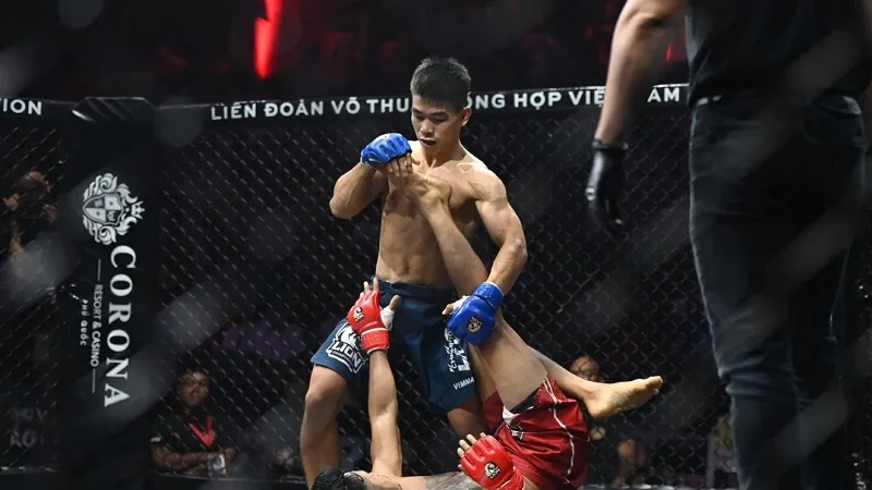 Tuyển thủ trần Ngọc Lượng (xanh) là 1 trong những võ sĩ được trao suất tham dự SEA Games 33-2025. Ảnh: VMMAF