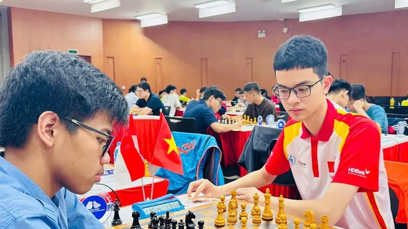 Bành Gia Huy (áo đỏ) đang tích cực chuẩn bị chuyên môn hướng tới SEA Games 33-2025. Ảnh: VINH BÙI