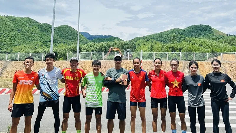 Tuyển thủ đội tuyển triathlon Việt Nam đang tập huấn tại Đà Nẵng. Ảnh: MINH MINH