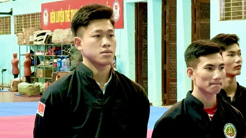Võ sĩ Nguyễn Tấn Sang vừa được khen thưởng Huân chương Lao động hạng Nhì. Ảnh: MINH CHIẾN