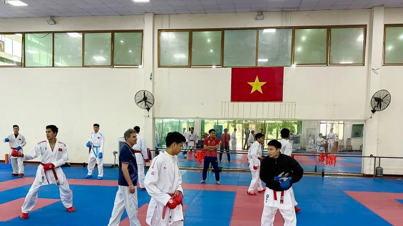 Đội tuyển karate Việt Nam đang tập luyện chuẩn bị SEA Games 33-2025. Ảnh: MINH CHIẾN