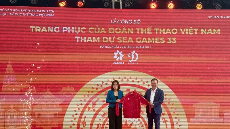 Trưởng đoàn thể thao Việt Nam Nguyễn Hồng Minh đã nhận trang phục chính thức tham dự SEA Games 33-2025. Ảnh: MINH CHIẾN