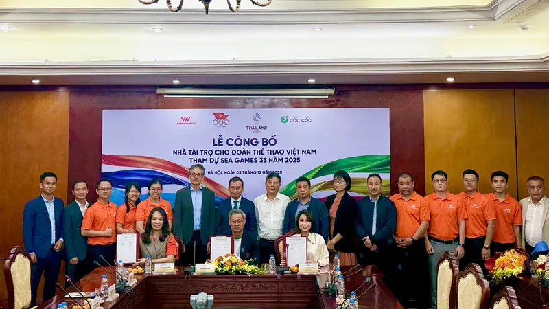 Trưởng đoàn thể thao Việt Nam chứng kiến các đơn vị đồng hành ra mắt chương trình hỗ trợ thành viên sẽ tham dự SEA Games 33-2025. Ảnh: MINH CHIẾN