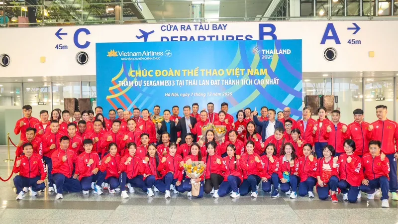 Đoàn thể thao Việt Nam lên đường tới Thái Lan vào sáng ngày 7-12. Ảnh: LƯỢNG LƯỢNG