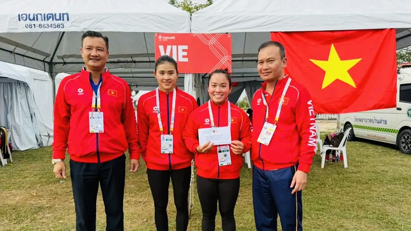 Diệp Thị Hương và Nguyễn Thị Hương đã được động viên tinh thần khi giành HCV tại SEA Games 33-2025. Ảnh: DŨNG PHƯƠNG
