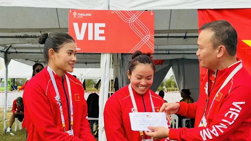Nguyễn Thị Hương (giữa) và đồng đội được khen thưởng với tấm HCV đầu tiên. Ảnh: DŨNG PHƯƠNG