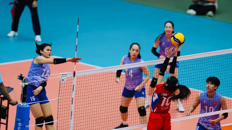 Cầu thủ nữ Việt Nam đã thi đấu áp đảo trước đối thủ Malaysia. Ảnh: DŨNG PHƯƠNG