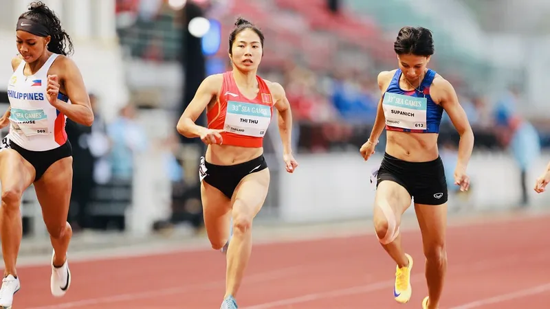 Hà Thị Thu (giữa) đã có tấm HCĐ tại SEA Games 33-2025. Ảnh: DŨNG PHƯƠNG
