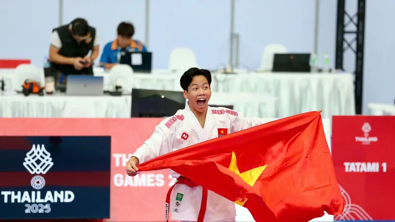 Võ sĩ karate Khuất Hải Nam giành HCV tại SEA Games 33-2025. Ảnh: DŨNG PHƯƠNG