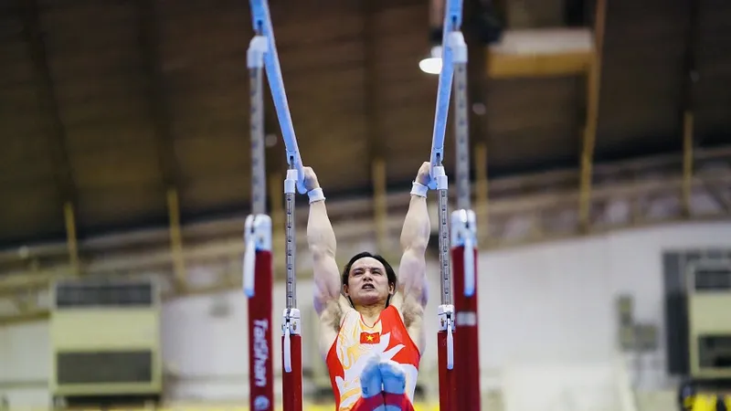 Đinh Phương Thành giành chiến thắng xuất sắc tại bài xà kép môn TDDC của SEA Games 33-2025. Ảnh: DŨNG PHƯƠNG