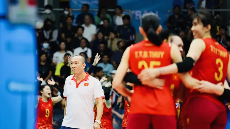 HLV Nguyễn Tuấn Kiệt và các học trò đã chơi cống hiến ở chung kết nhưng lỡ cơ hội vô địch. Ảnh; DŨNG PHƯƠNG