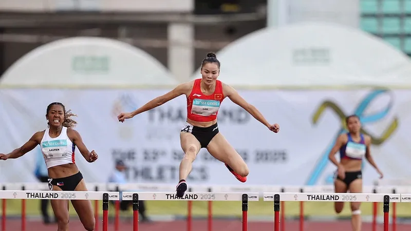 Quách Thị Lan thi đấu và giành ngôi vô địch 400m rào nữ. Ảnh: DŨNG PHƯƠNG