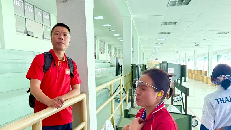 HLV Trần Quốc Cường vẫn động viên tích cực cho các học trò sau khi chỉ giành HCB tại chung kết bài bắn ngày 15-12. Ảnh: MINH CHIẾN