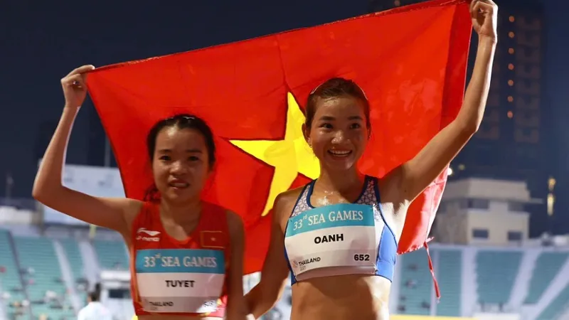 Nguyễn Thị Oanh và Lê Thị Tuyết đã ăn mừng chiến thắng tại cự ly 10.000m nữ. Ảnh: DŨNG PHƯƠNG