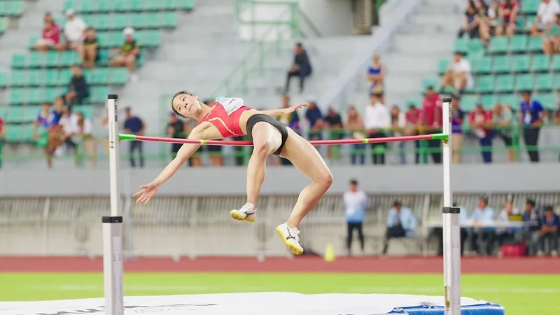 Bùi Thị Kim Anh đã có pha nhảy hiệu quả để giành HCV tại SEA Games 33-2025. Ảnh: DŨNG PHƯƠNG
