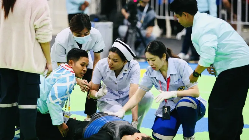 Võ sĩ pencak silat của Việt Nam đã cần sự hỗ trợ của nhân viên y tế. Ảnh: MINH DÂN