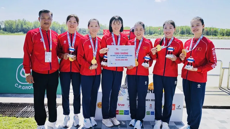 Đội đua thuyền rowing nữ 4 người của Việt Nam giành HCV trong ngày thi đấu 16-12 tại SEA Games 33-2025. Ảnh: ĐOÀN TTVN