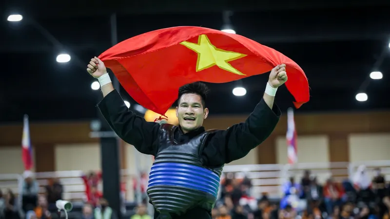 Võ sĩ Nguyễn Duy Tuyến giành HCV tại SEA Games 33-2025. Ảnh: DP