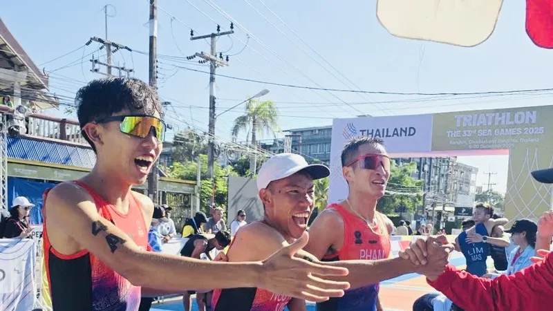 VĐV duathlon Việt Nam giành HCV đồng đội nam tại SEA Games 33-2025. Ảnh: MINH MINH