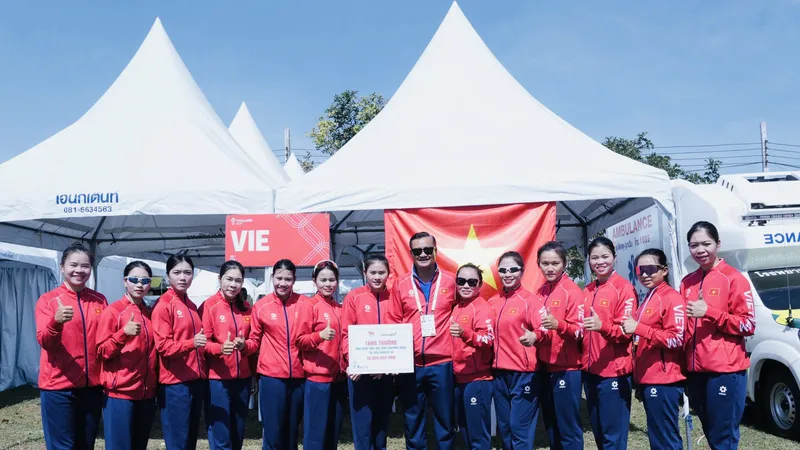 Đội đua thuyền truyền thống nữ Việt Nam giành kết quả HCV tại ngày 19-12. Ảnh: ĐOÀN TTVN