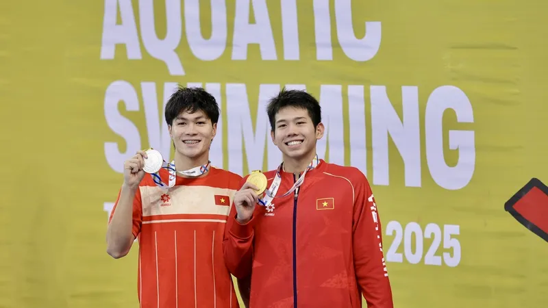 Trần Hưng Nguyên và Nguyễn Quang Thuấn là 2 tuyển thủ tiêu biểu của đội tuyển bơi Việt Nam tại SEA Games 33-2025. Ảnh: DŨNG PHƯƠNG