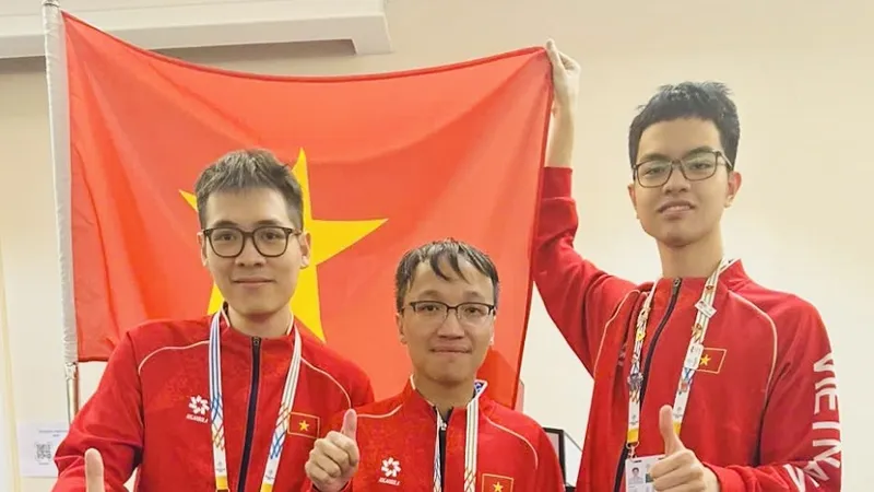Bành Gia Huy (phải) tiếp tục thi đấu ngay sau SEA Games 33-2025. Ảnh: MINH THẮNG