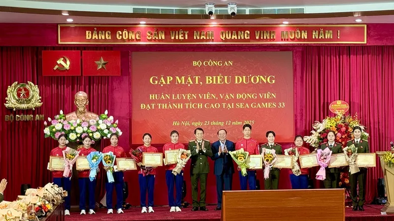 Các VĐV xuất sắc được khen thưởng sau khi giành thành tích cao ở SEA Games 33-2025. Ảnh: MINH CHIẾN