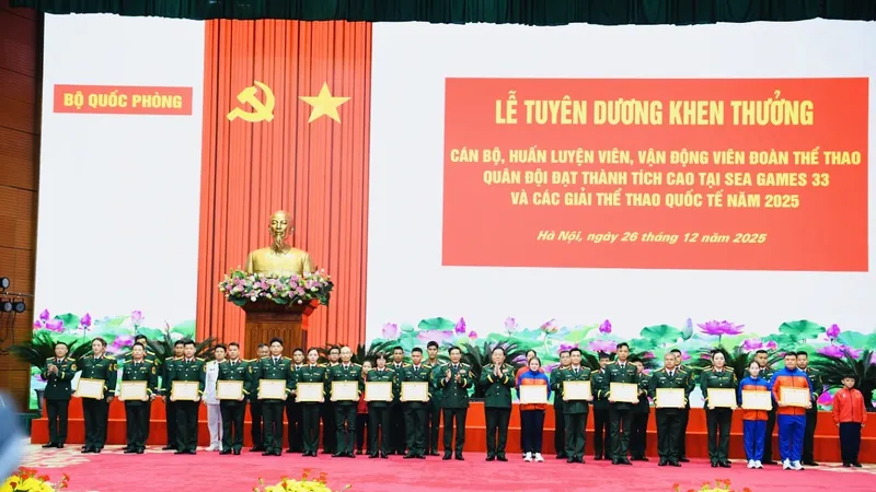 Bộ Quốc phòng khen thưởng cho các HLV, VĐV đạt thành tích cao tại SEA Games 33-2025. Ảnh: TUẤN HUY