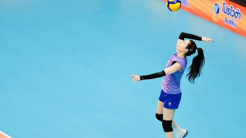 Phụ công Lê Thanh Thúy là người cầm cờ cho Đoàn thể thao Việt Nam tại SEA Games 33-2025. Ảnh: DŨNG PHƯƠNG