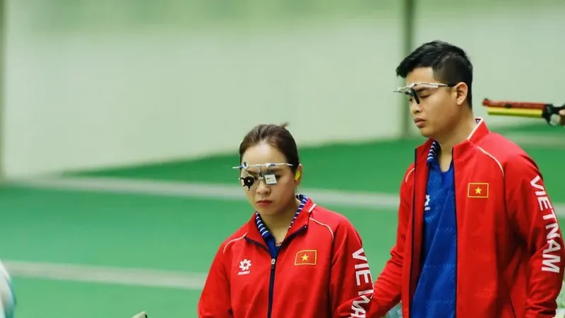 Xạ thủ của đội tuyển bắn súng Việt Nam được khen thưởng từ Liên đoàn bắn súng Việt Nam. Ảnh: DŨNG PHƯƠNG