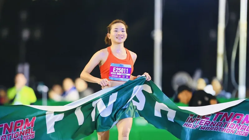 Tuyển thủ Nguyễn Thị Oanh đã về nhất cự ly bán marathon 21km tại giải đấu năm nay. Ảnh: VHM