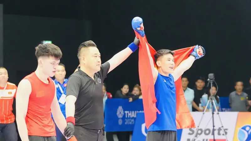 Tuyển thủ Quàng Văn Minh (xanh) từng lên ngôi vô địch tại SEA GAmes 33-2025. Ảnh: DŨNG PHƯƠNG