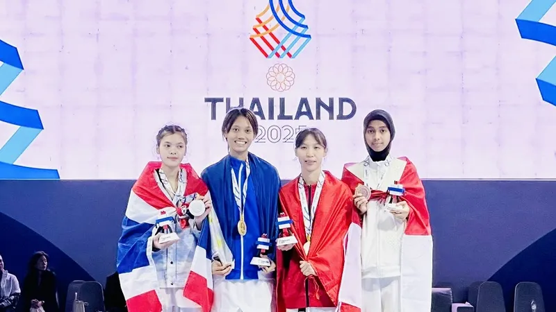 Trương Thị Kim Tuyền (thứ 2, từ phải qua) có tấm HCĐ tại SEA Games 33-2025. Ảnh: ĐOÀN TTVN