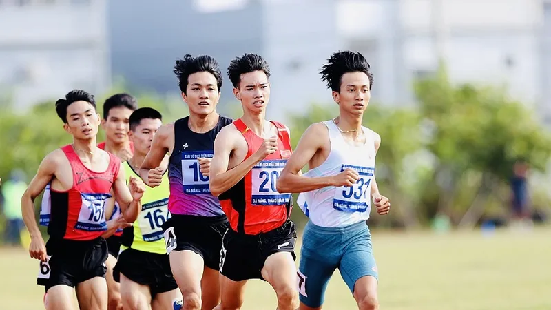 Nguyễn Văn Khang (áo trắng) thi đấu tại giải vô địch quốc gia 2025. Ảnh: HOÀNG TÙNG