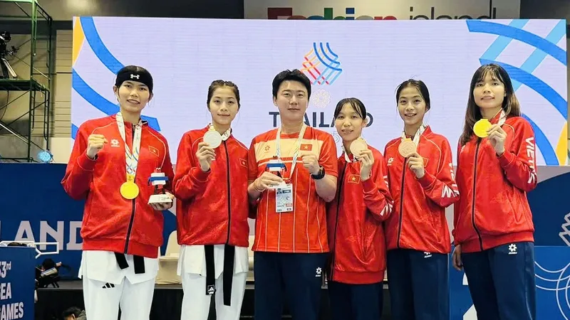 Chuyên gia Kim Kil Tae và các võ sĩ đối kháng nữ tại SEA Games 33-2025. Ảnh: TAEKWONDOVN