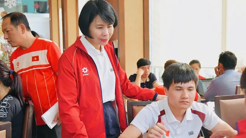 Lãnh đạo Đoàn thể thao người khuyết tật Việt Nam gặp mặt các VĐV đang chuẩn bị trước tranh tài. Ảnh: THÁI DƯƠNG