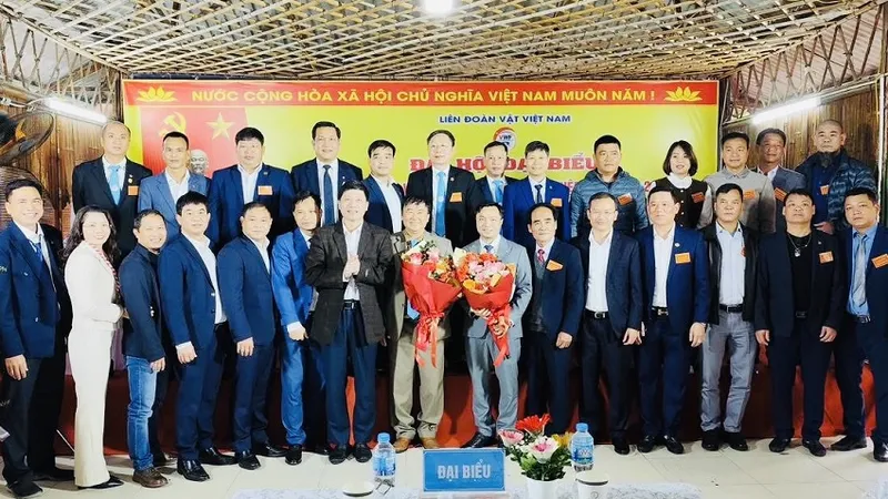 Ban chấp hành Liên đoàn vật Việt Nam nhiệm kỳ 2 ra mắt các đại biểu. Ảnh: VWF