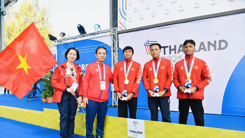 Võ Huỳnh Anh Khoa được động viên tinh thần sau khi giành HCV đầu tiên tại ASEAN Para Games 13. Ảnh: THÁI DƯƠNG